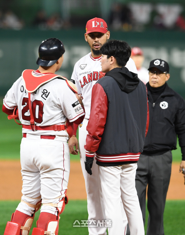 [포토]3회초 만루 위기를 맞는 SSG 폰트와 이재원