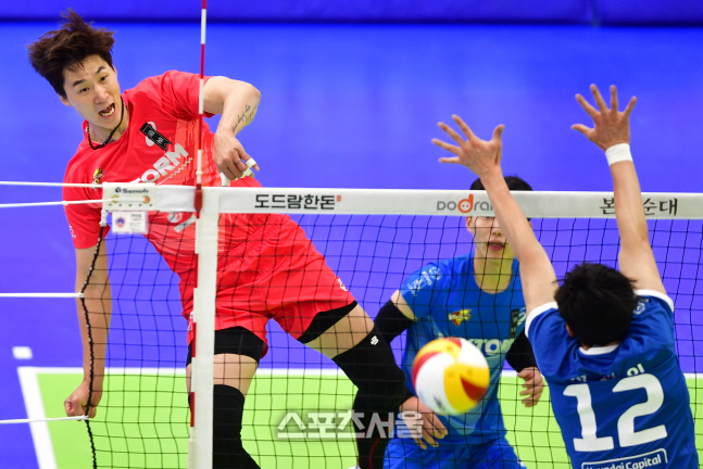 '한명은 가볍게' 박철우[포토]