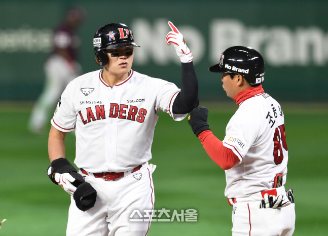 [포토]KS 2차전 멀티 히트 기록하는 추신수