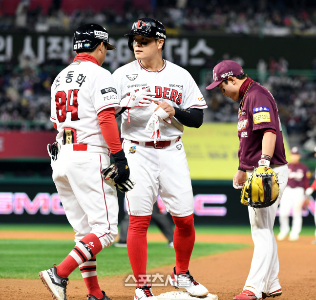 [포토] 볼넷 추신수 '만루 만들었어'