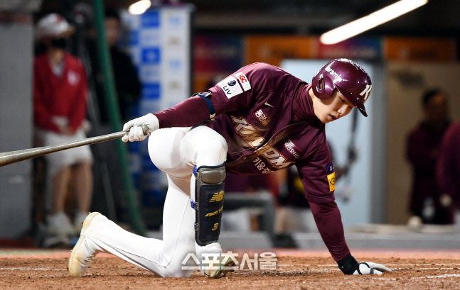 [포토] 김혜성 '유인구에 당했다'