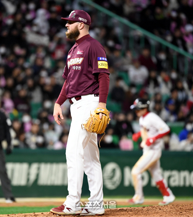 [포토] 애플러 \'홈런을 맞고 말았어\'