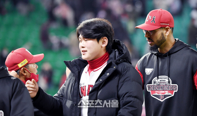 [포토] 폰트, 경기 후 김원형 감독과 하이파이브