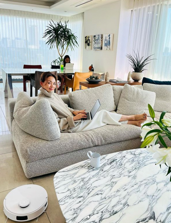 '추성훈♥' 야노 시호, 日에 있는 럭셔리 하우스 공개.. 로봇 청소기 열심히 청소 중