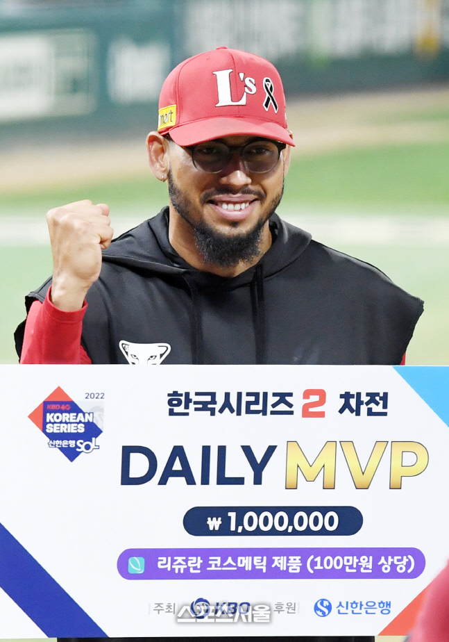 [포토]SSG 폰트, 7이닝 1실점 호투로 KS 2차전 MVP