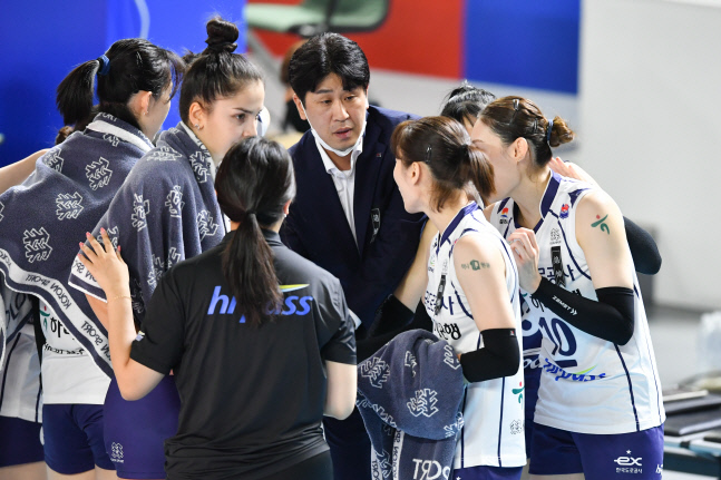 김종민 감독이 카타리나에게 "더 소리지르고, 파이팅 해"[현장인터뷰]