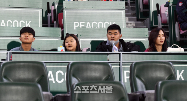 [포토]한국시리즈 1차전 찾은 추신수의 가족들