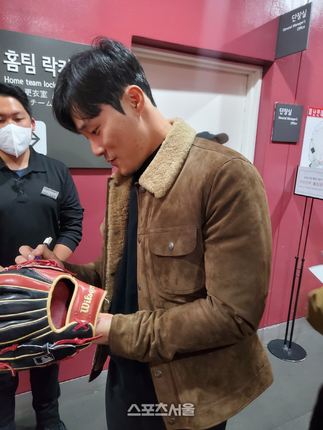 'GG 2위' 김하성이 고척에 떴다...홍원기 감독 "이왕 왔으니 몇 경기 뛰어라" [KS3]