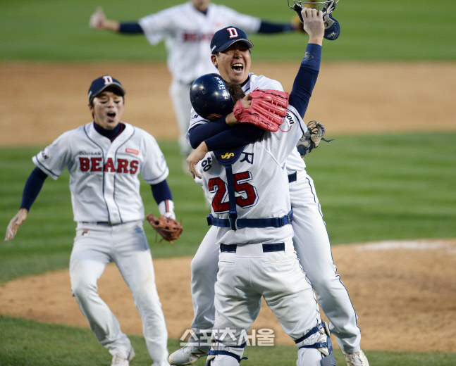 [SS포토] 이현승-양의지 \'14년만에 우승, 우리가 해냈다\'