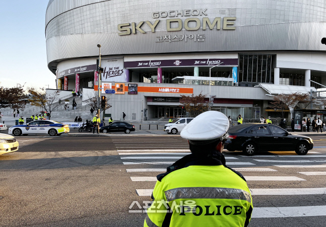 [포토] 한국시리즈 3차전 열리는 고척스카이돔에 배치된 경찰들