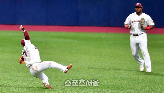 '하...못잡았으면' 김혜성 대신 2루수 김태진[포토]