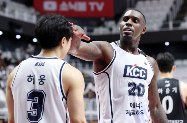 KCC 라건아 21점17리바운드 맹활약, 수원 KT 누르고 3연패 탈출