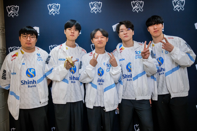 ‘언더독의 반란’ 성공 DRX, 46분 혈투 끝 2세트 승리 승부는 원점[롤드컵 결승]