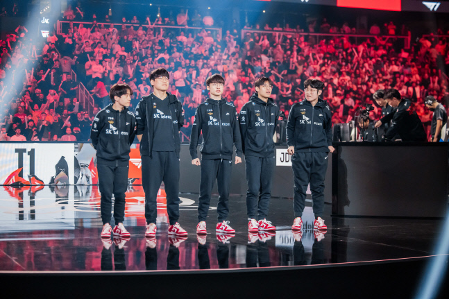 바론 2번에 승리도 훔쳤다 T1, DRX에 3세트 승리…우승까지 단 한걸음[롤드컵 결승]