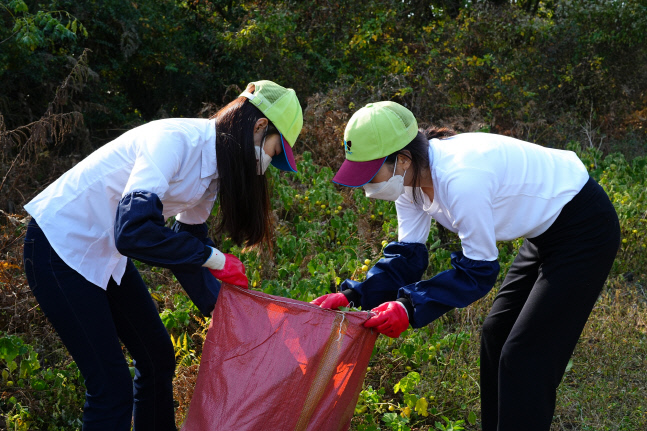 진에어, 제주도 청수곶자왈과 수월봉에서 환경 정화 봉사활동 진행해