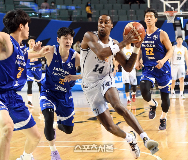 [포토]KCC 제퍼슨, 과감한 공격