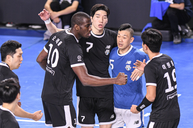 '20-24→26-24' 현대캐피탈, 우리카드 잡고 2위 도약[현장리뷰]