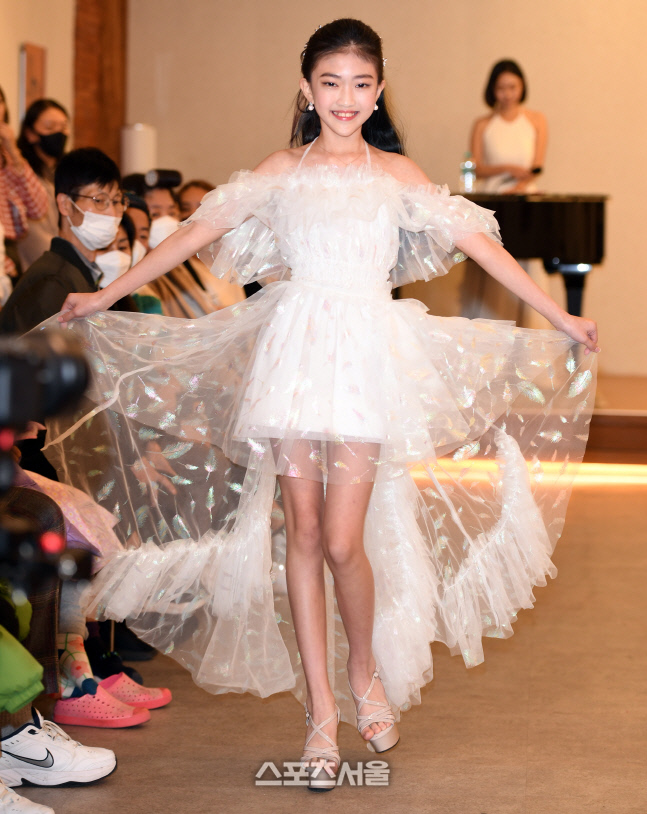 [포토]이래니, 무대를 런웨이로 만드네... (더퀸오브코리아키즈&주니어)