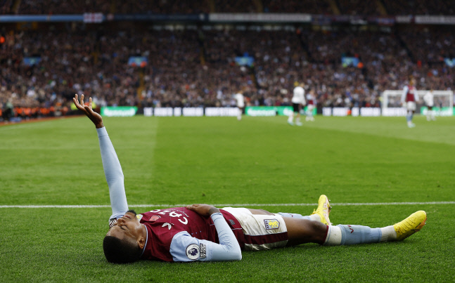 "UFC 아니고 EPL인데"…아스톤 빌라, 마르티네즈 팔꿈치 가격에 분노