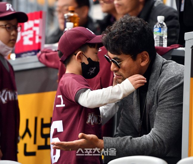어린이팬 안아주고 사인도 해주고, 박찬호[포토]