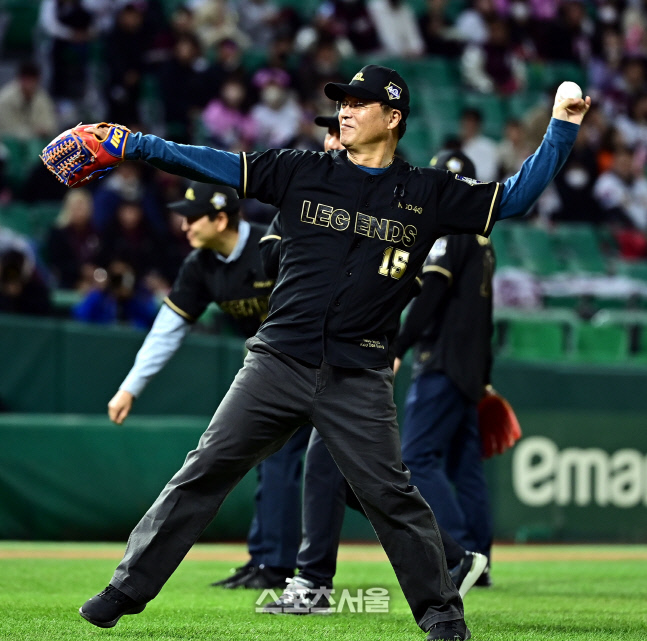 [포토] 시구하는 구대성 레전드