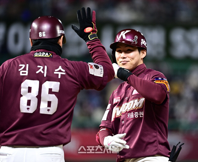 [포토] 2회 만루 만든 김혜성 '미소 가득'