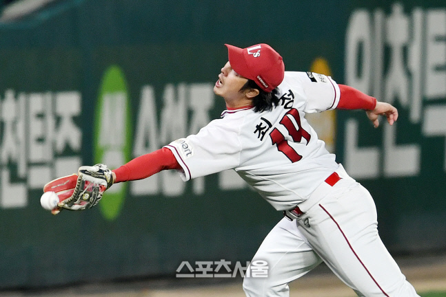 [포토]최정의 글러브를 아슬아슬 스치는 김혜성의 파울 타구