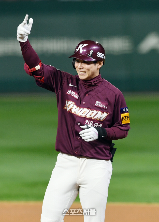 [포토]안타로 만루 기회 만드는 키움 김혜성
