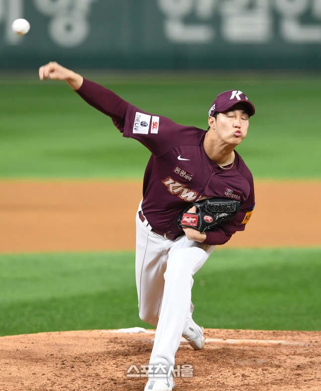 [포토]힘차게 공 뿌리는 키움 안우진