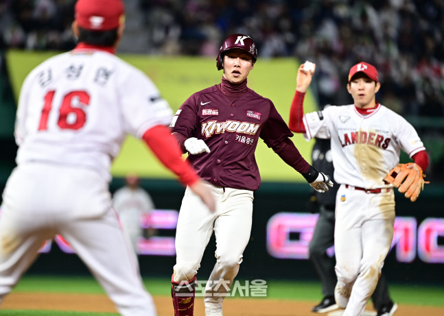 [포토] 런다운 걸린 김혜성, 상대 실책으로 2루까지 진루