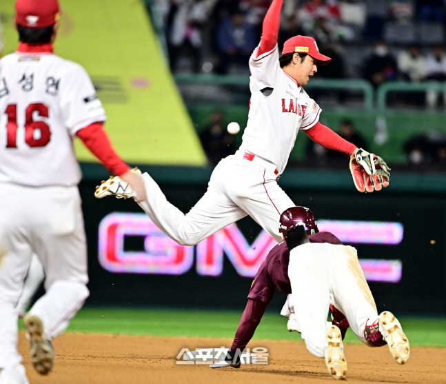 [포토] 김혜성 '살았다'