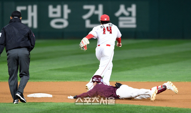 [포토]런다운 걸렸다가 상대 실책에 2루까지 진루하는 김혜성