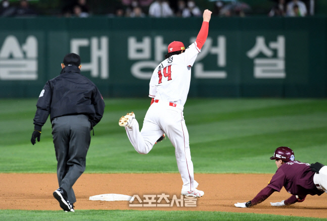 [포토]키움 김혜성, 2루에서 공이 빠진 사이...