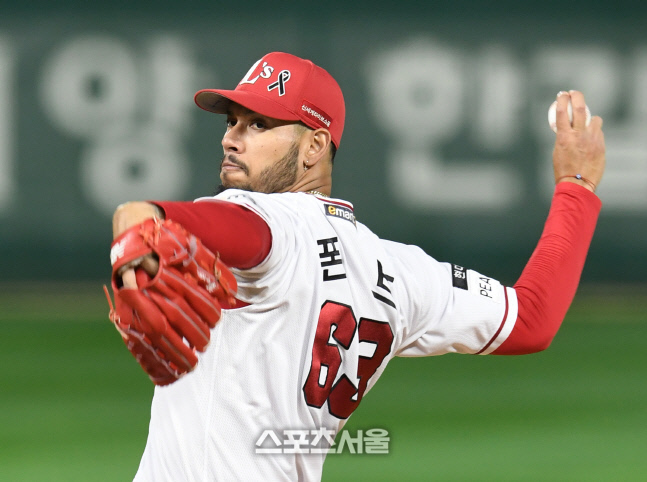 [포토]SSG 선발 폰트의 역투