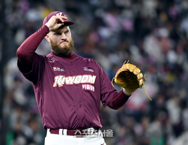 [포토] 애플러 \'1회에 3점을 내주다니\'