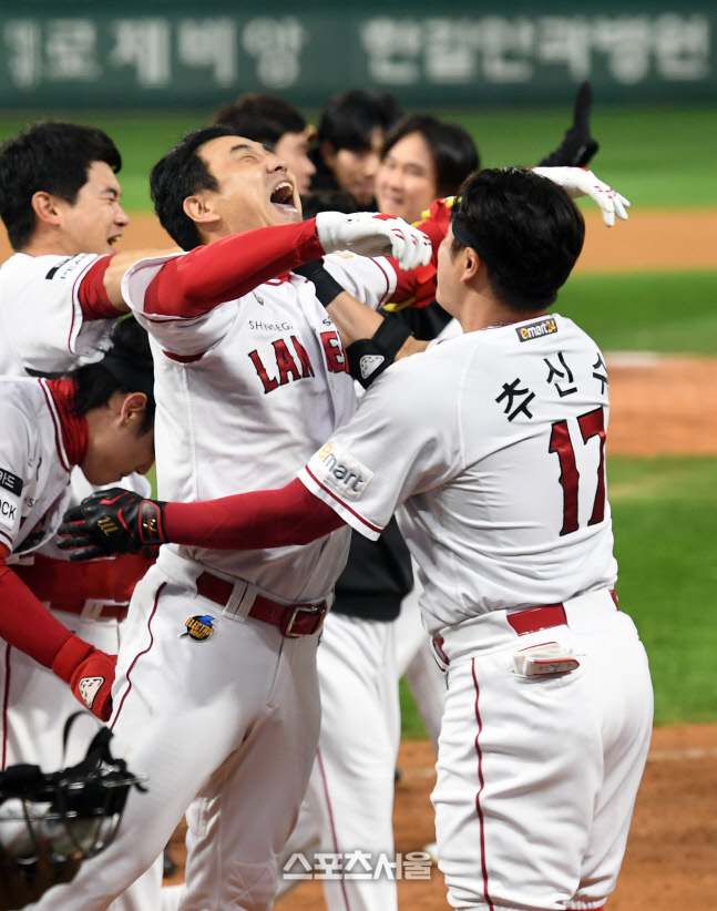[포토]끝내기 홈런의 기쁨을 나누는 김강민-추신수