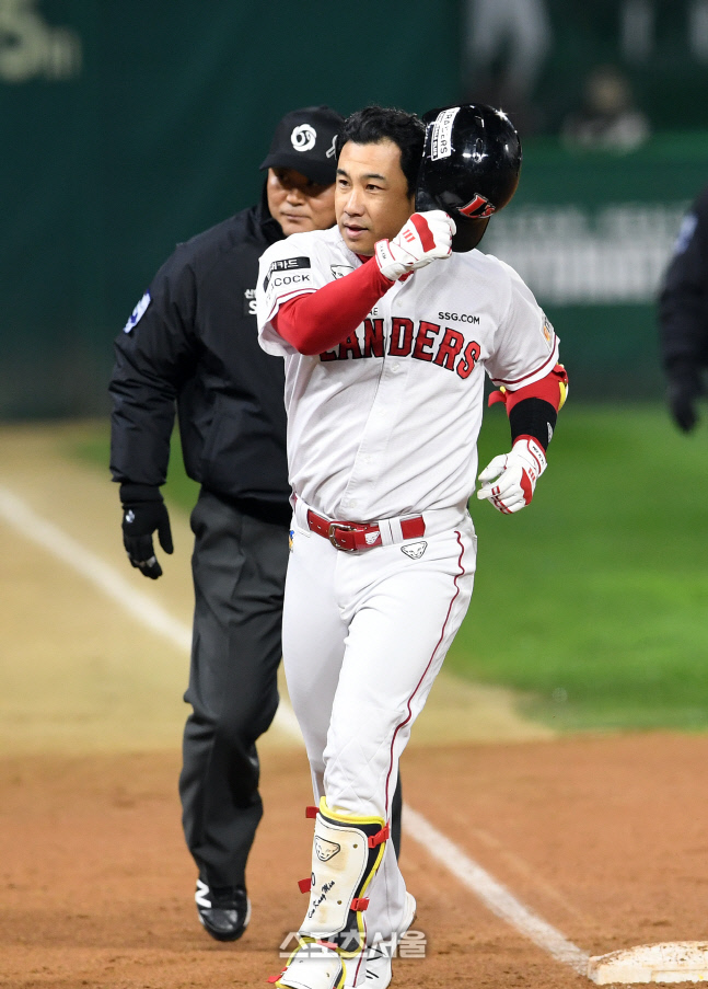 [포토]SSG 김강민, 키움 덕아웃을 향해 모자를 벗으며..