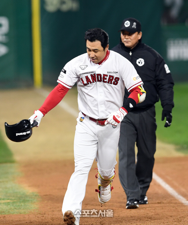 [포토]키움 덕아웃을 향해 모자를 벗어 인사하는 김강민