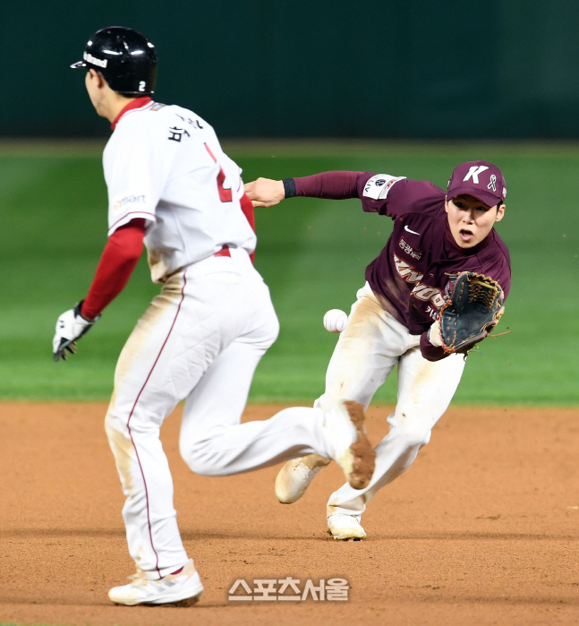 [포토]김민식의 땅볼 처리하는 김혜성