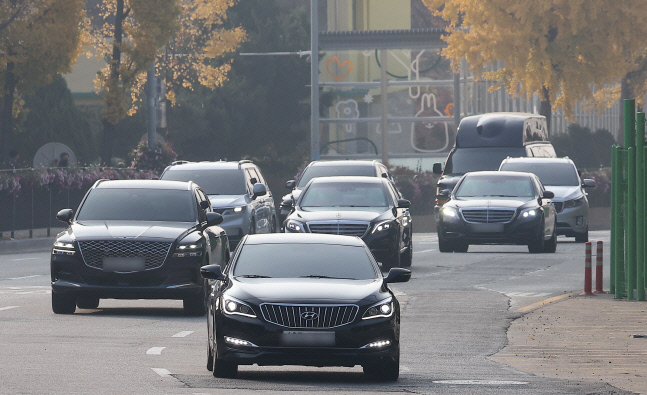 한남동 관저 나서는 윤 대통령 차량 행렬