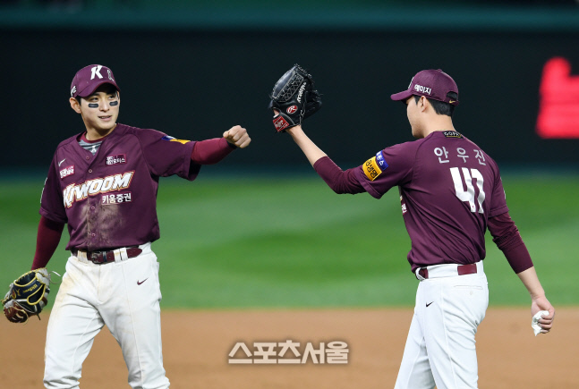 [포토]만루 위기 넘긴 안우진, 이정후와!