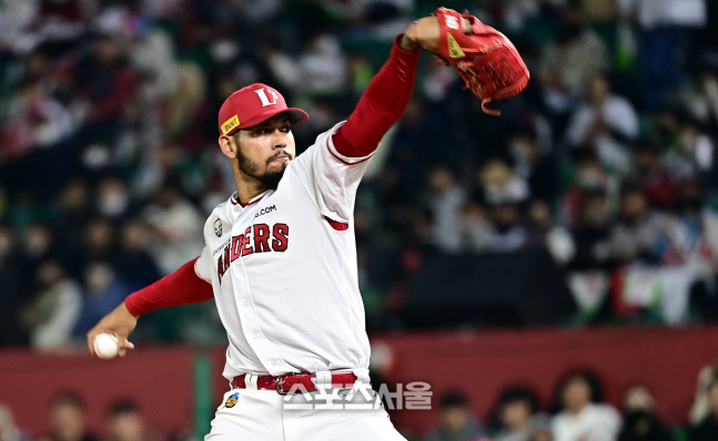 [포토] 역투하는 SSG 폰트