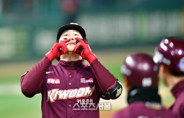 '하늘에 감사인사' 폰트 상대로 선제투런홈런 임지열[포토]