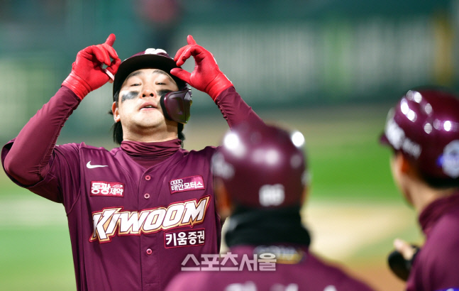 '하늘에 감사인사' 폰트 상대로 선제투런홈런 임지열[포토]