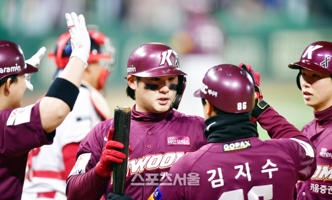 폰트 상대로 선제투런홈런 임지열[포토]