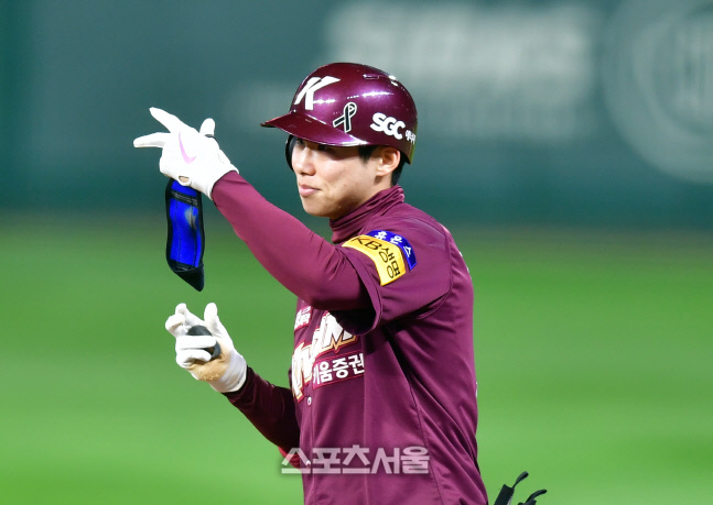 3회초 선두타자 안타로 출루하는 김혜성[포토]