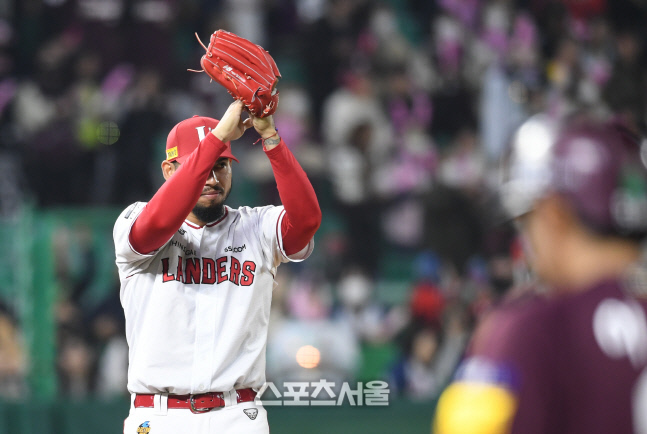 [포토]SSG 폰트, 한유섬의 호수비에 박수를!