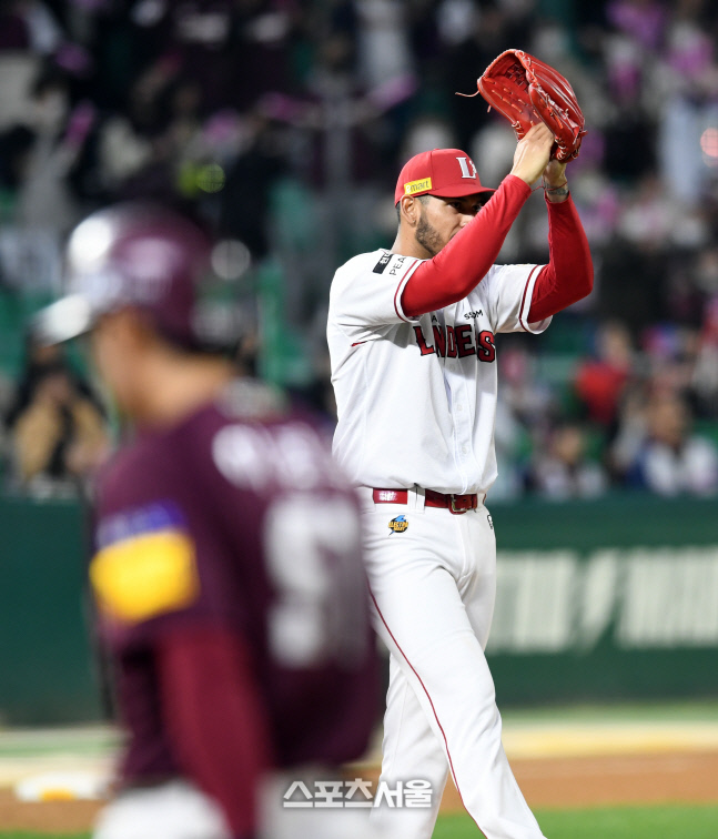 [포토]호수비 한유섬을 향해 박수를 보내는 폰트