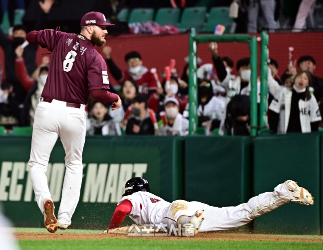[포토] 한유섬, 몸 던진 과감한 슬라이딩