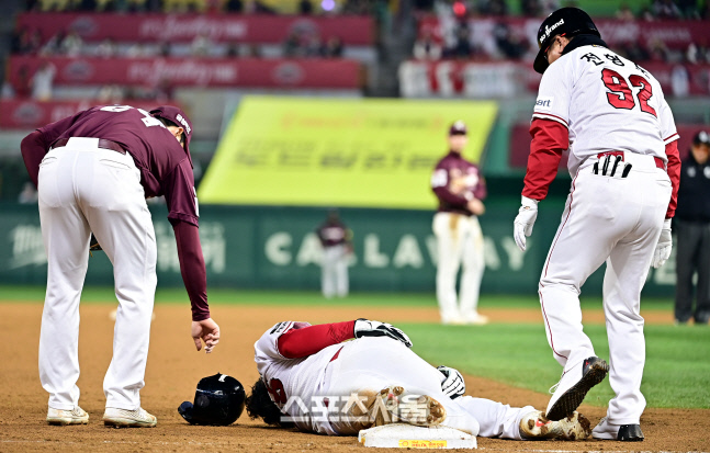 [포토] 한유섬 \'3회 주루플레이 중 부상\'